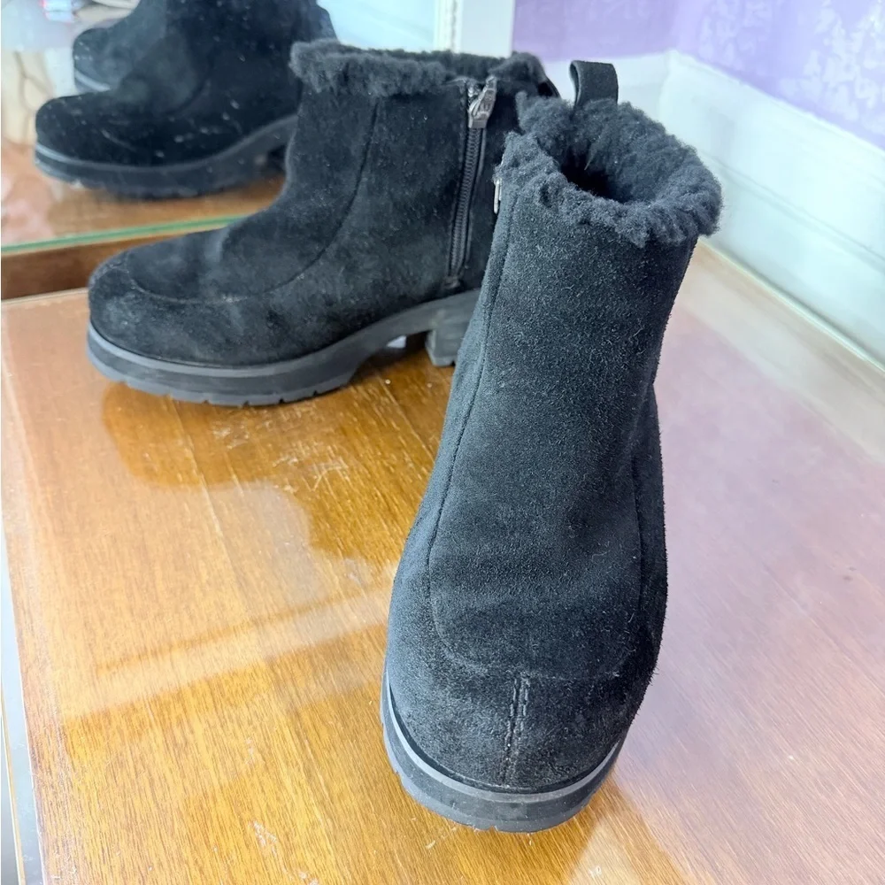 UGG SZ 37 Black Suede Sherpa Boots w Side Zip and platform heel.